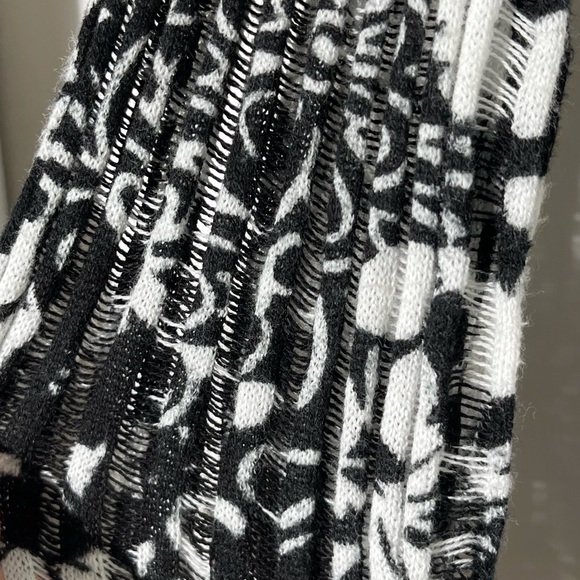 Cable and Guage black and white sweater. - Picture 4 of 6